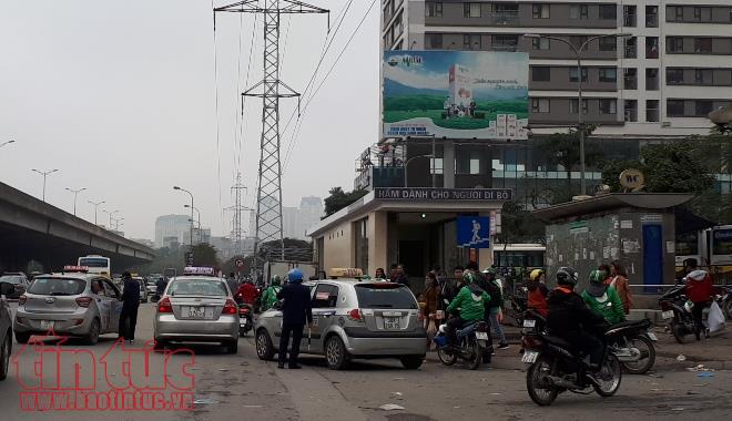 Ngày cuối cùng của kỳ nghỉ Tết, các tuyến đường xung quanh bến xe Mỹ Đình không ùn ứ ảnh 4